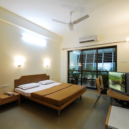 Hotel New Holiday Plaza Nashik Esterno foto