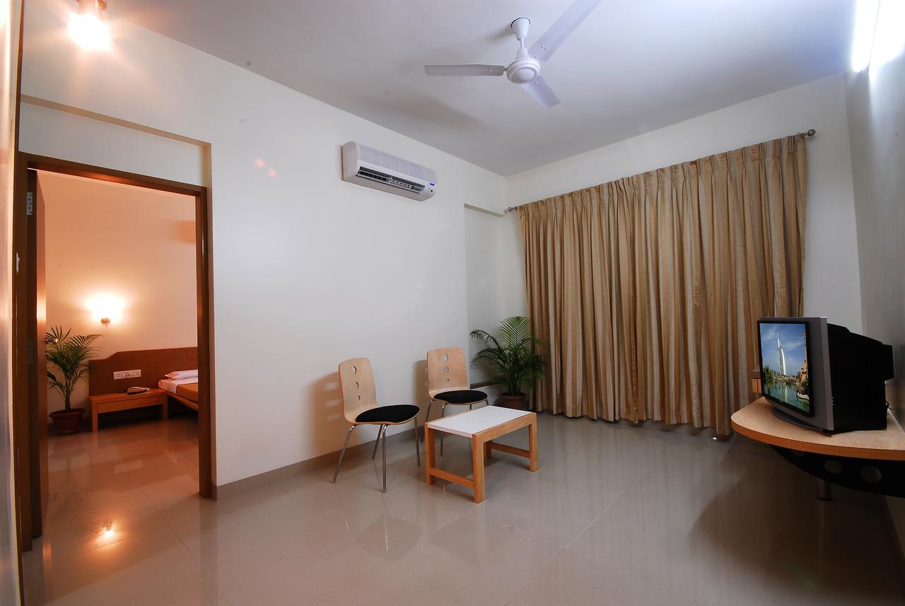 Hotel New Holiday Plaza Nashik Esterno foto