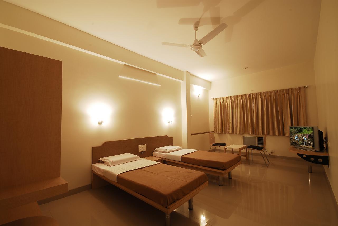 Hotel New Holiday Plaza Nashik Esterno foto