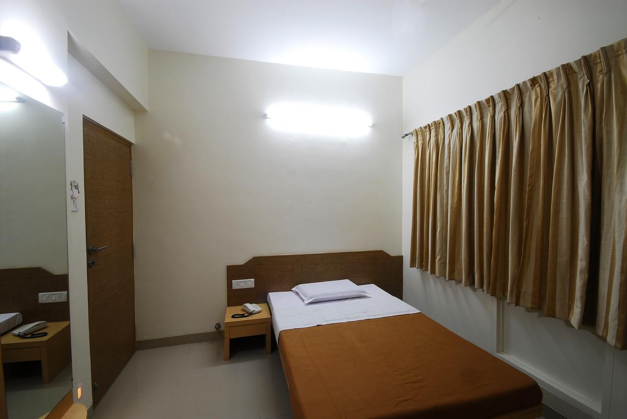 Hotel New Holiday Plaza Nashik Camera foto