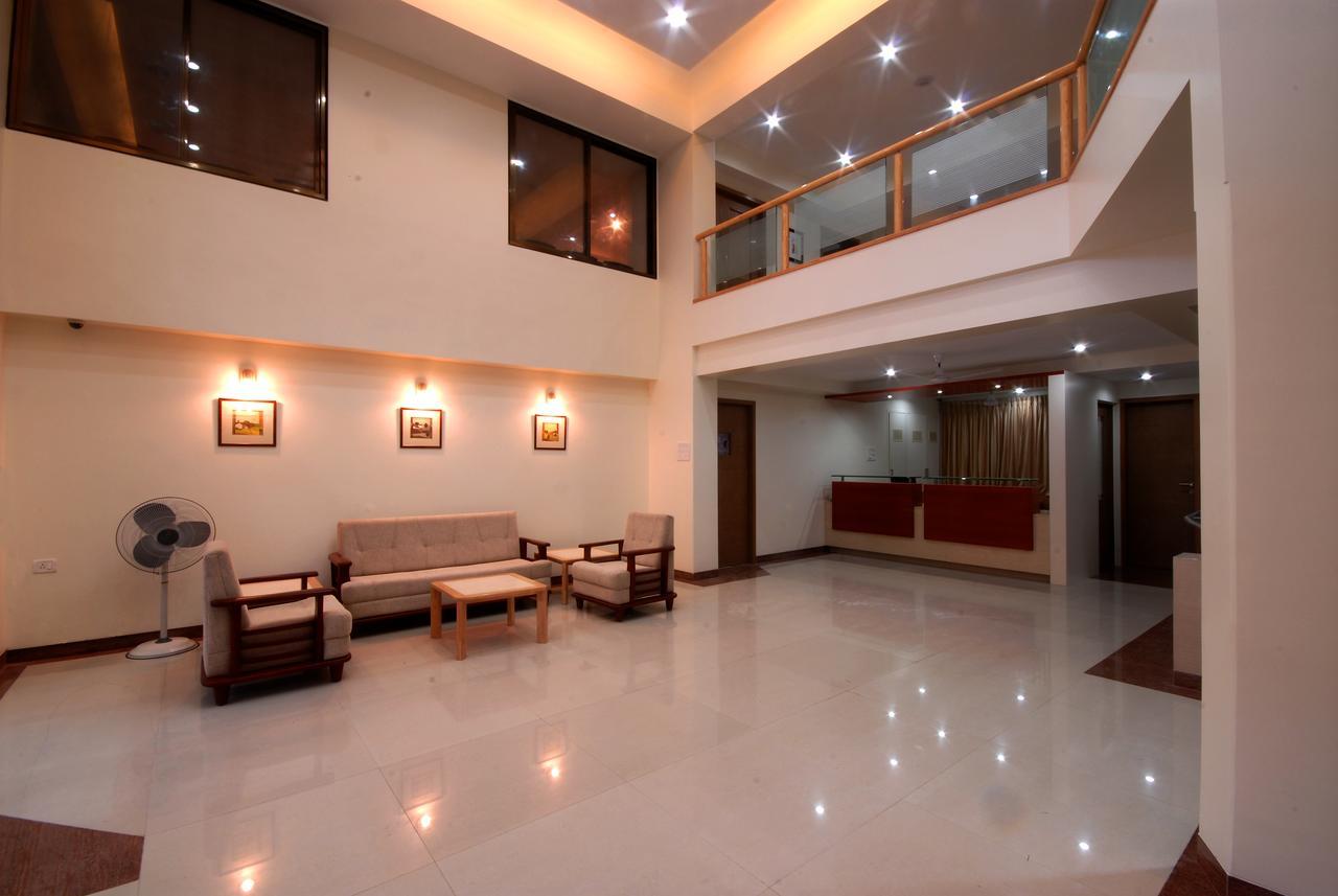 Hotel New Holiday Plaza Nashik Esterno foto