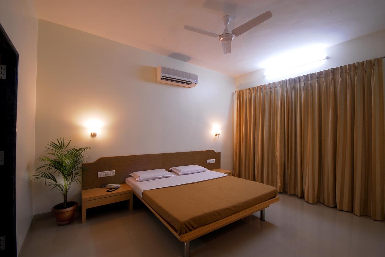 Hotel New Holiday Plaza Nashik Esterno foto
