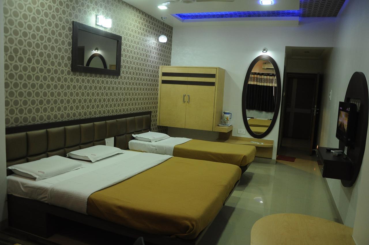 Hotel New Holiday Plaza Nashik Esterno foto
