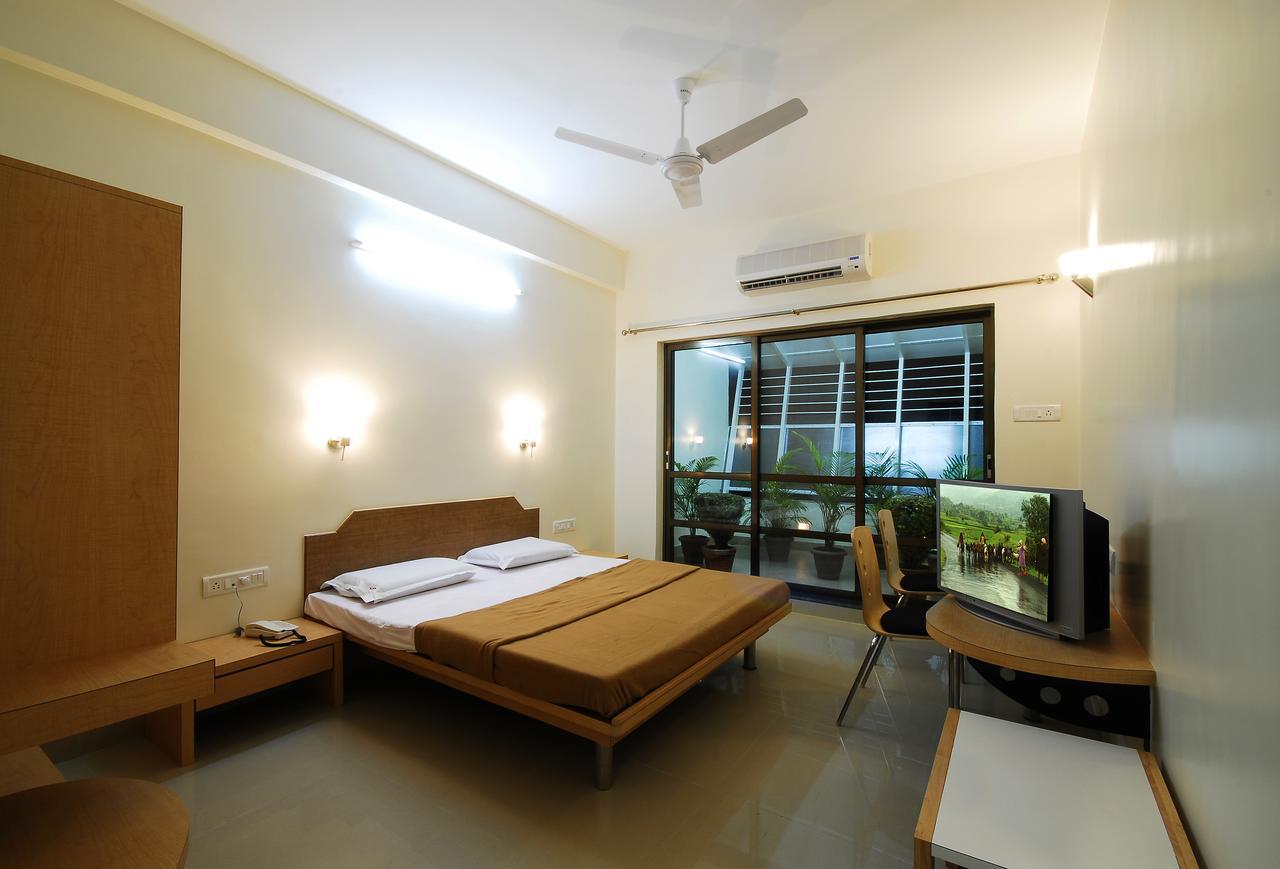Hotel New Holiday Plaza Nashik Esterno foto