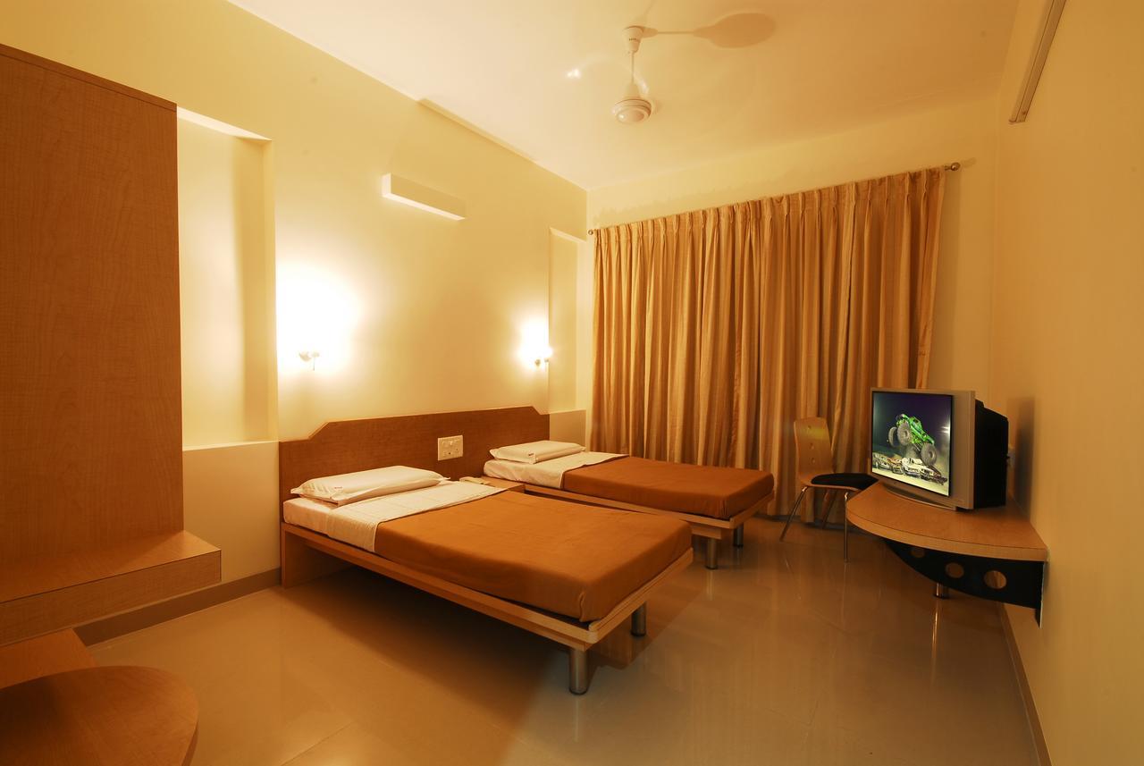 Hotel New Holiday Plaza Nashik Esterno foto