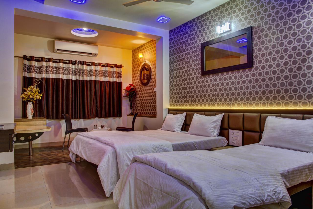 Hotel New Holiday Plaza Nashik Esterno foto