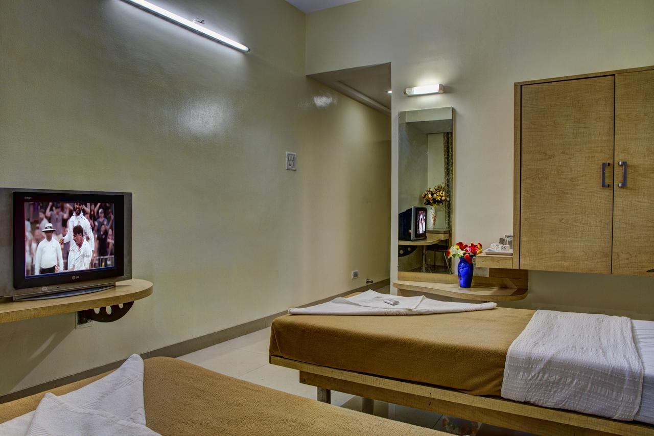 Hotel New Holiday Plaza Nashik Esterno foto