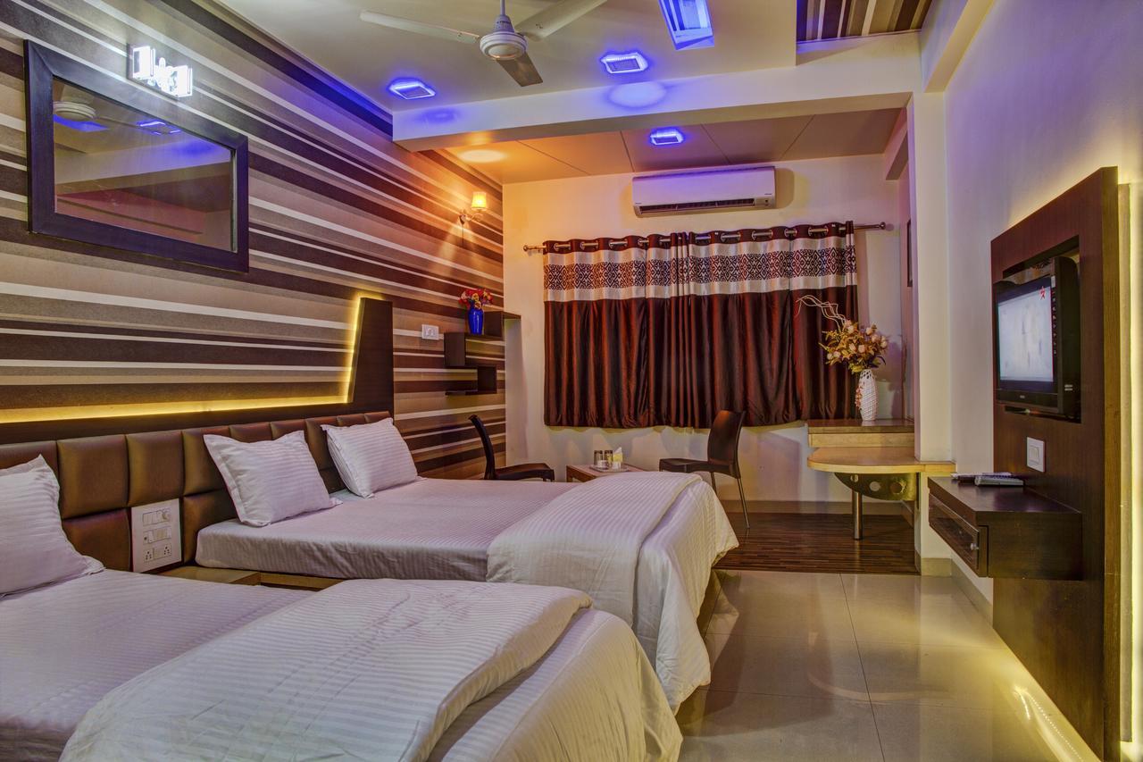 Hotel New Holiday Plaza Nashik Esterno foto