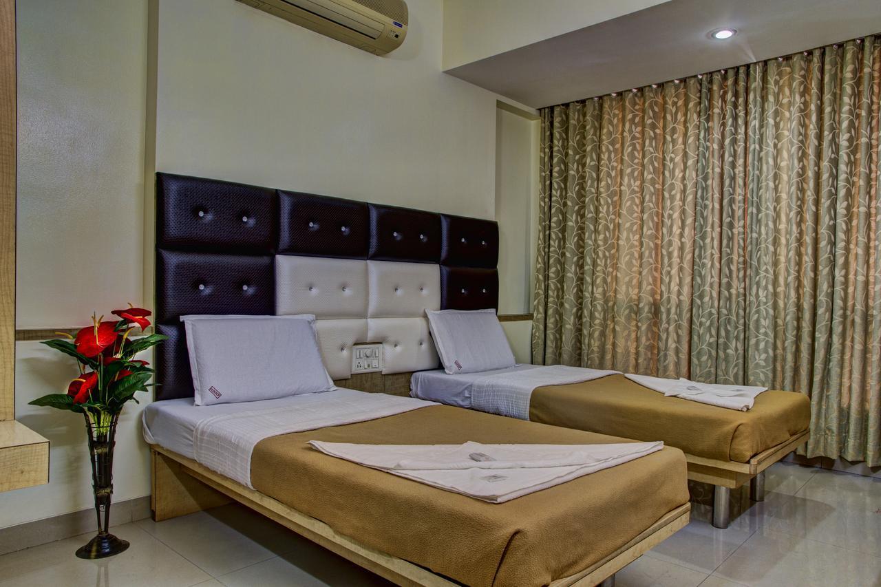 Hotel New Holiday Plaza Nashik Esterno foto