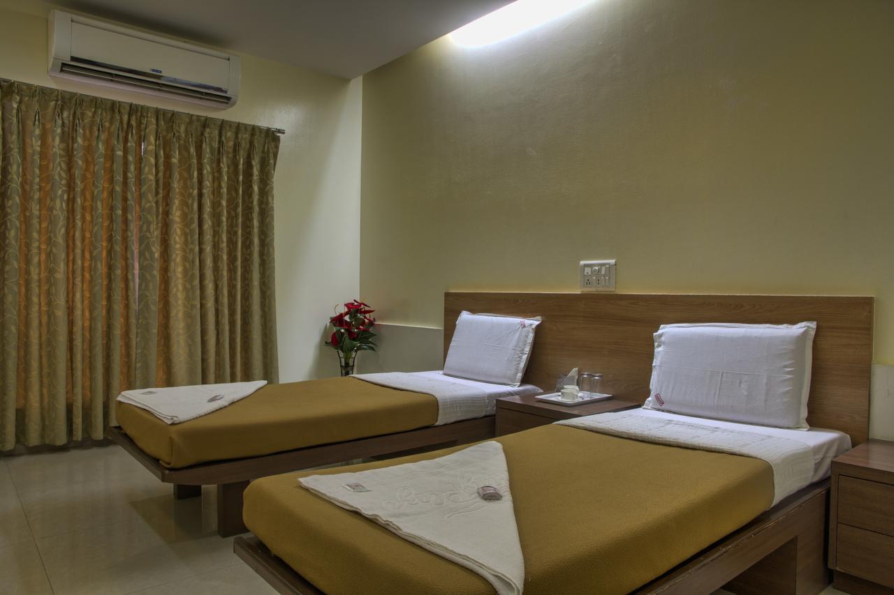 Hotel New Holiday Plaza Nashik Esterno foto